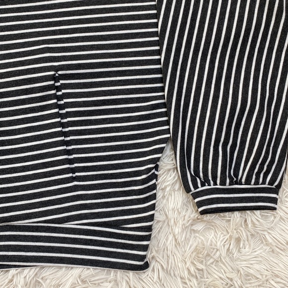 🎉HP🎉 Andreé by Unit Dolman Sleeve Hoodie 💗 Gray & White - Picture 9 of 16